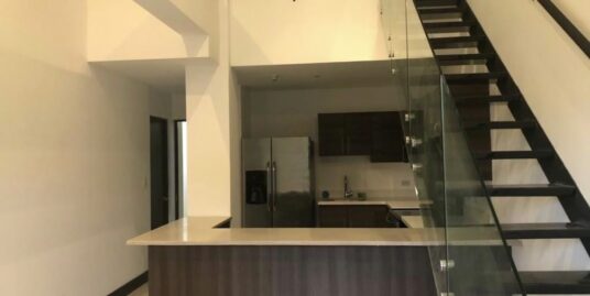 Alquiler de apartamento de 3 habitaciones ubicado en condominio (Santa Ana)