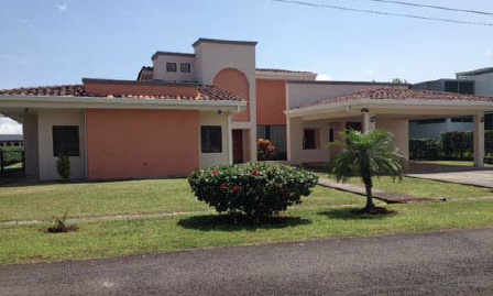 Venta de casa de 4 habitaciones en Los Reyes (Guácima)