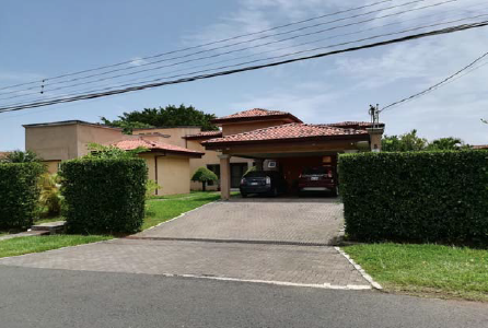 Casa en venta de 4 habitaciones ubicada en Los Reyes (Guácima)