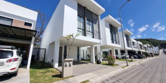 Venta de Casa Moderna en Santa Ana