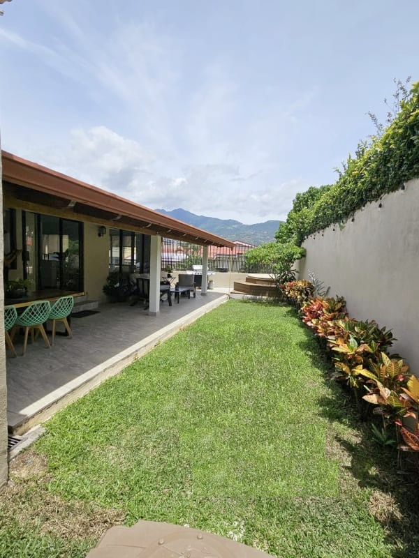 Casa en Condominio con Hermosa Vista a Montañas Trejos Montealegre