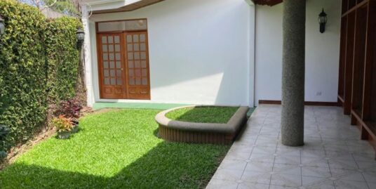 Alquiler casa en San Rafael Escazú con línea  blanca.