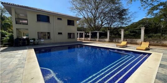 Venta de  Apartamentos en Playa Hermosa , Guanacaste