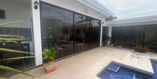 Venta de Casa en zona residencial de Jaco.