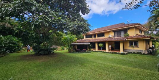 Venta de Casa de Lujo  en San Antonio de Escazú. Independiente.