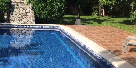 Venta de Propiedad con Casa y apartamentos para alquiler en Jacó.