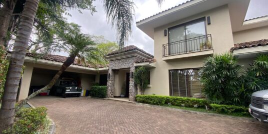 Venta de Casa en Condominio Terrazú.