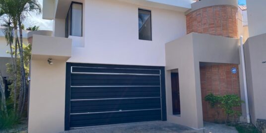 Venta de casa en Condominio. Cerca del CR Country club.