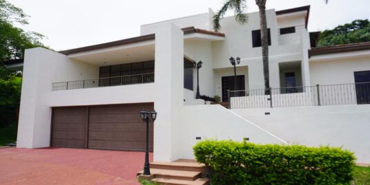 Venta de Casa de Lujo en Ciudad Colón.