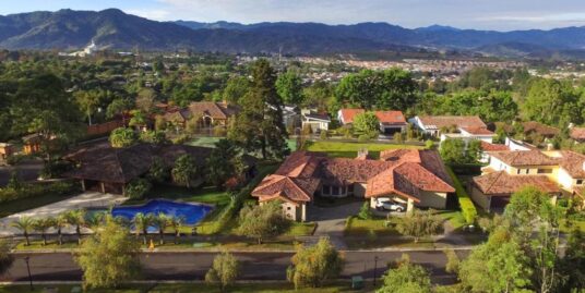Casa de Lujo en Venta | Condominio Lakota, San Ramón de Tres Ríos