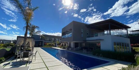 Casa esquinera en venta en Guachipelín | $400.000 negociables